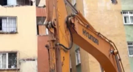 Çöken binada deniz kabukları dikkat çekti!