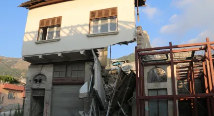 Hatay'da hasarlı binada çökme meydana geldi