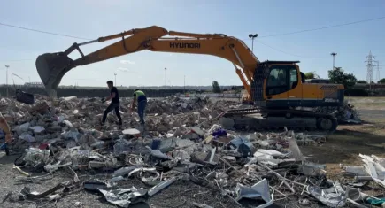 İstanbul'da yıkılan binadaki ziynet eşyaları aranıyor