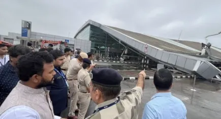 Hindistan’da şiddetli yağış sebebiyle havalimanının çatısı çöktü