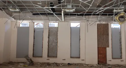 Torbalı'da belediye binası olarak inşa edilen yapı talan edildi