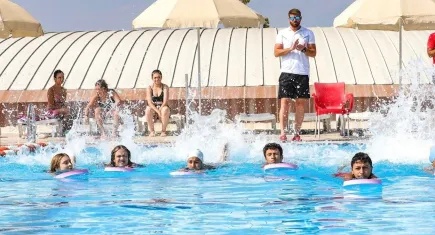 Bayraklı'da çocuklar için yüzme kursu