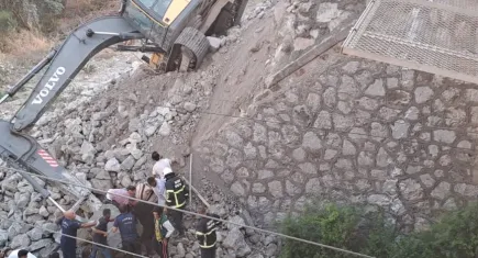 Hatay'da toprak altında kalan iş makinası operatörü kurtarıldı