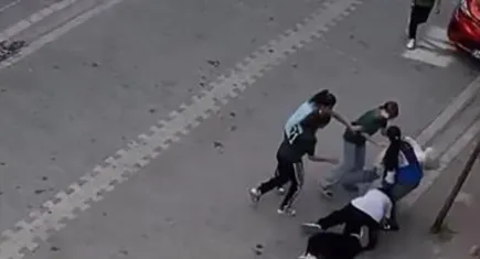 İstanbul'da kadınlar arasında taşlı sopalı kavga