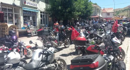 Yüzlerce motosikletli Pülümür’ü turladı