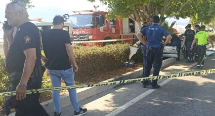 Antalya'da kaza: Kumluca'da kontrolden çıkan otomobil ağaca çarptı
