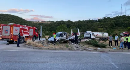 Samsun'da kaza: 2 otomobilin çarpışmasıyla 3'ü çocuk 9 kişi yaralandı