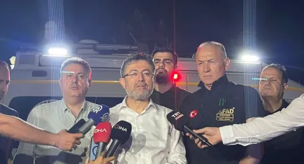 Bakan Yumaklı: Çeşme ve Torbalı yangını kontrol altına alındı