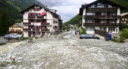 İsviçre'deki sel kayıplara sebep oldu