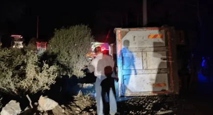İzmir haber: Devrilen kamyonun sürücüsü kurtarılamadı
