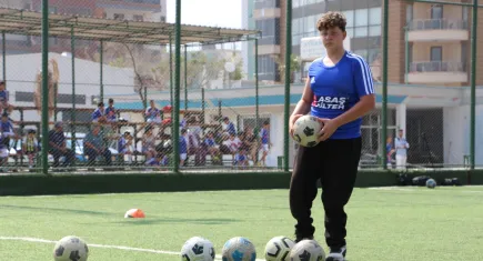 9 saat enkazda kalan Furkan hayallerinden vazgeçmedi: Şimdi minik futbolculara umut aşılıyor