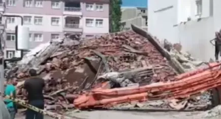 Ankara’da facia: Eski bina, kepçe operatörünün üzerine çöktü
