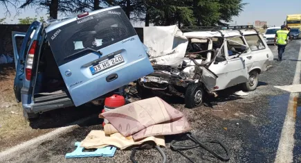 Afyon’da feci kaza: Kafa kafaya çarpışan araçlardaki 2 kişi öldü