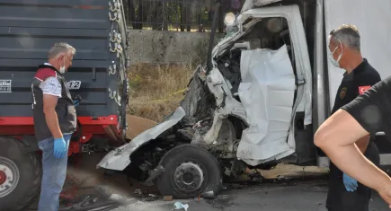 Edirne’de feci kaza: Kamyonet, buğday yüklü römorka çarptı