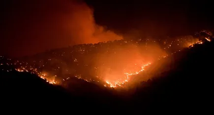 Ege adaları alevler içinde: Binlerce kişi tahliye edildi, 5 itfaiyeci yaralandı
