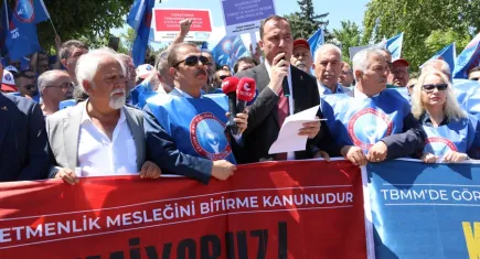 Eğitimciler TBMM önünde toplandı… Öğretmenlik Meslek Kanunu hedefte!