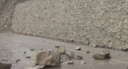 Heyelan sürücülere zor anlar yaşattı