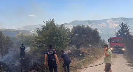 Manisa itfaiye ekipleri seferber oldu: İzmir yangınında evler son anda kurtarıldı