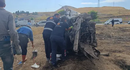 Van'da feci kaza: 2 kamyonet çarpıştı! 4'ü ağır 6 yaralı