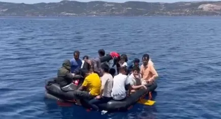 Avyacık'ta 56 kaçak göçmen kurtarıldı