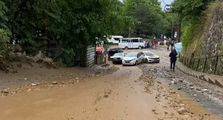 Bursa'da sağanak yağış: Dere taştı, araçlar sel sularına kapıldı