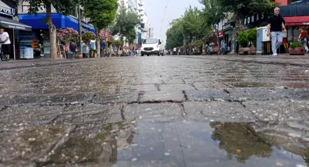 Eskişehir'de ceviz büyüklüğünde dolu yağışı: Kentte hayat durma noktasına geldi