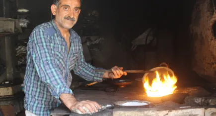Kaybolmaya yüz tutmuş mesleği 40 derece sıcaklıkta 40 yıldır yapıyor!
