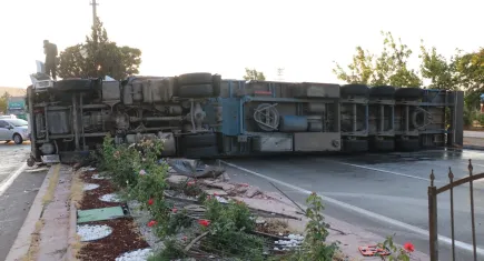 Afyonkarahisar’da tır kontrolden çıktı: Şans eseri ölen ya da yaralanan yok