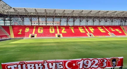 Göztepeliler Berlin'e akın etti: Göztepeli taraftarlardan dev pankart