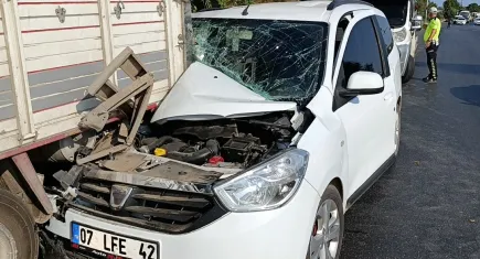 Kamyona arkadan ‘ok’ gibi saplanan araç güçlükle bulunduğu yerden çıkarıldı