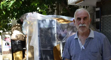 Mersin'de icra yoluyla kiracısı olduğu evden çıkarılan adam, kalacak yer bulamayınca eşyalarını yaklaşık 7 yıl önce satın aldığı evinin bulunduğu sokağa taşıdı