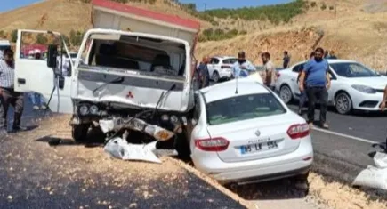 Otomobille kamyon çarpıştı! Ölü ve yaralılar var
