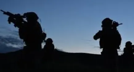 Türk bayrağını indirerek yırtan bir kişiyi daha yakalandı