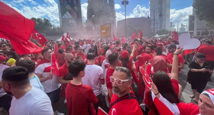 Türk taraftarlar Berlin'de coştu: EURO 2024'te Hollanda maçı öncesi büyük heyecan