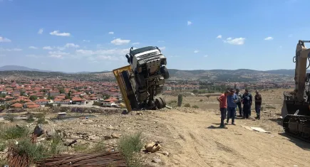Manisa’da enteresan kaza: Kamyon havada asılı kaldı