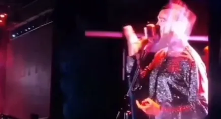 Van’da Cem Adrian’a pet şişeli saldırı