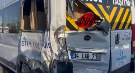 İstanbul'da zincirleme kaza: 3 servis aracı, 1 su tankeri kazaya karışırken 13 kişi yaralandı