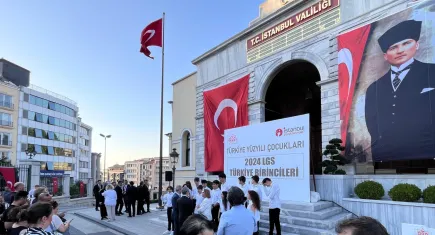 İstanbul Valisi Gül, LGS Türkiye birincilerini ağırladı