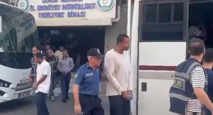İzmir merkezli Paket Operasyonu'nda 64 gözaltı