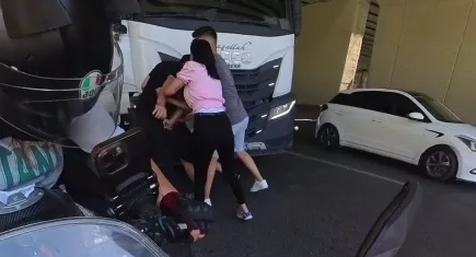 Trafikte gergin anlar: Tartıştığı sürücüye kafa attı