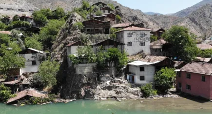 Artvin'de baraj suları 75 yaşındaki Sebaha Nine'ni evinin duvarına dayandı