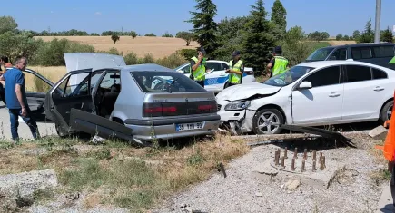 Kütahya'da ölümlü kaza: 2 otomobil çarpıştı