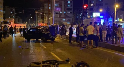 Motosiklet ile otomobil çarpıştı: Çok sayıda yaralı var