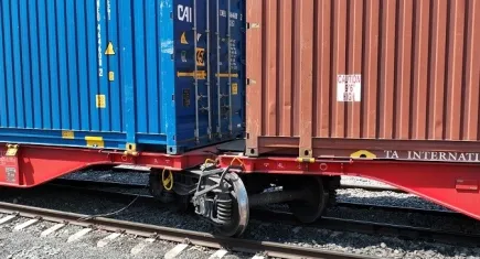 Yük vagonu raydan çıktı