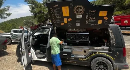 Bodrum'daki yangına müdahale eden ekibe soğuk kahve ikramı