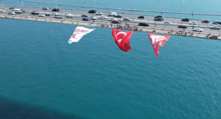 Köprülere neden Türk bayrakları asıldı?
