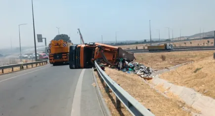 İzmir haber: Atık taşıyan çekici devrildi