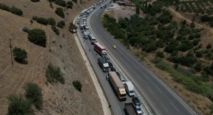 Manisa'da tır yan yattı, yol 3 saat kapalı kaldı