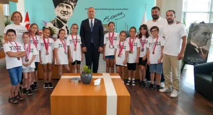 Başkan Işık yüzme branşında ikincisi olan öğrencileri tebrik etti