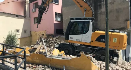 Bursa'da kamu arazisine inşa edilen gecekondu yıkıldı